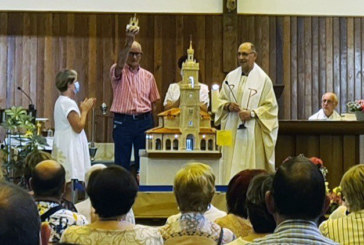 Carlos García, que ha sido elegido ‘santanero’ del año, presenta la maqueta de la iglesia durangarra