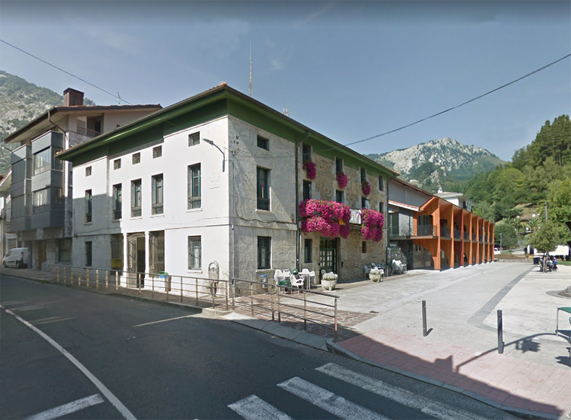 Mañariko Udalak herriko sarreran aparkaleku berri bat eraikitzea lehenetsiko du aurrekontuetan