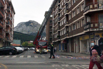 Bomberos sanean el tejado de un edificio de Erretentxu tras desprenderse cascotes