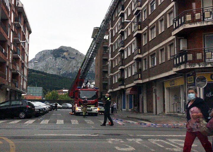 Bomberos sanean el tejado de un edificio de Erretentxu tras desprenderse cascotes