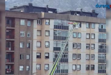 Bomberos evacúan a una persona en camilla desde un 6 piso de Iurreta