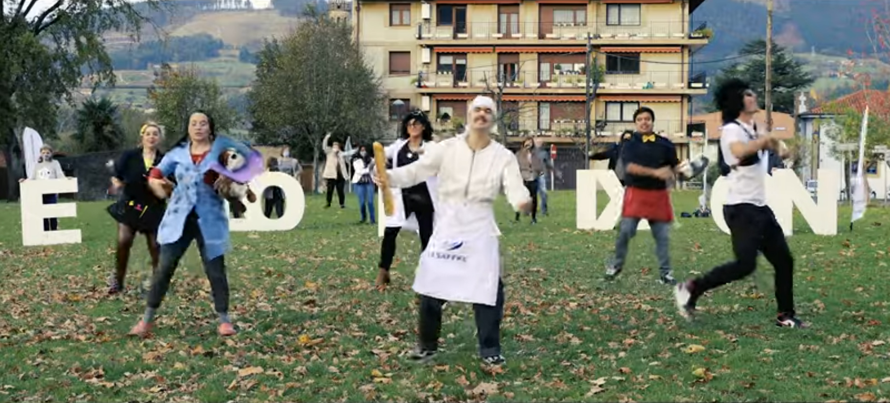 Erosketak Elorrion egitera animatzen duen bideo umoretsua egin dute EMEko merkatariek