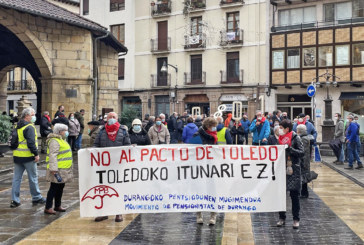 Cientos de pensionistas desafían al frío y la lluvia para expresar su rechazo al Pacto de Toledo