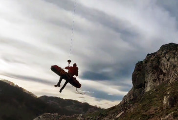 El helicóptero de la Ertzaintza rescata a un escalador caído desde unos 10 metros en el Mugarra