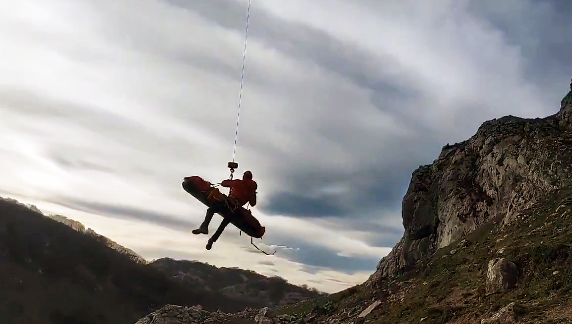 El helicóptero de la Ertzaintza rescata a un escalador caído desde unos 10 metros en el Mugarra