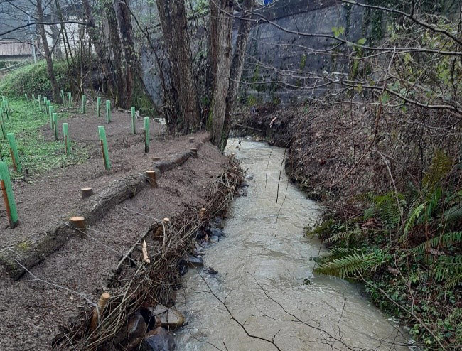 URA restaura un tramo del arroyo Maortuerreka en Atxondo