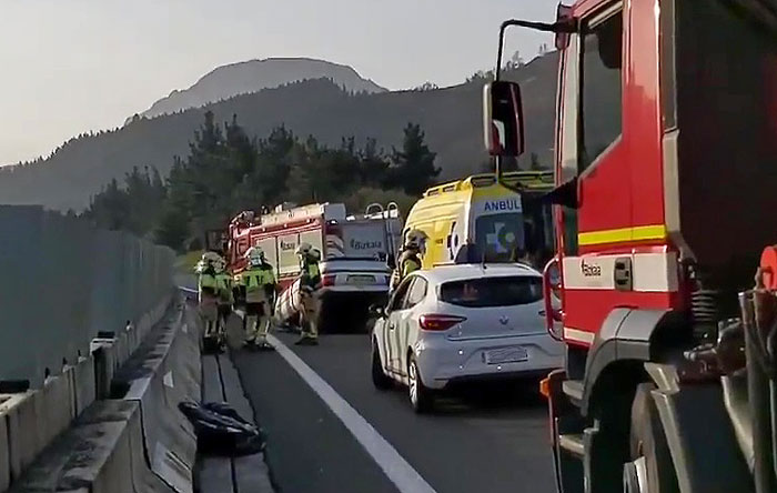 Tres personas resultan heridas en Amorebieta tras un accidente entre dos vehículos en la AP-8