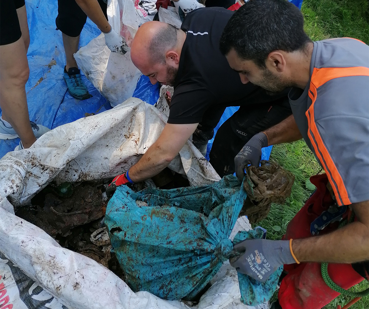 Voluntarios y espeleólogos retiran 2.400 kilos de residuos del interior de la sima cercana a Betzuen