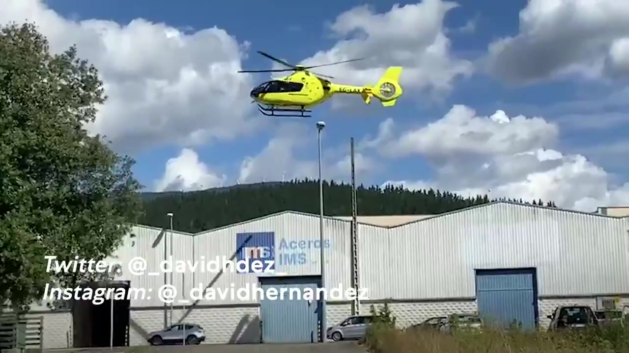 Un ciclista es evacuado en helicóptero tras sufrir un accidente contra un autobús en Berriz
