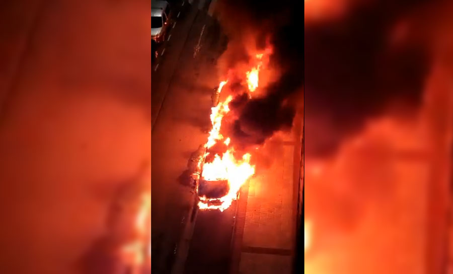 Tres turismos resultan calcinados en un incendio en Amorebieta