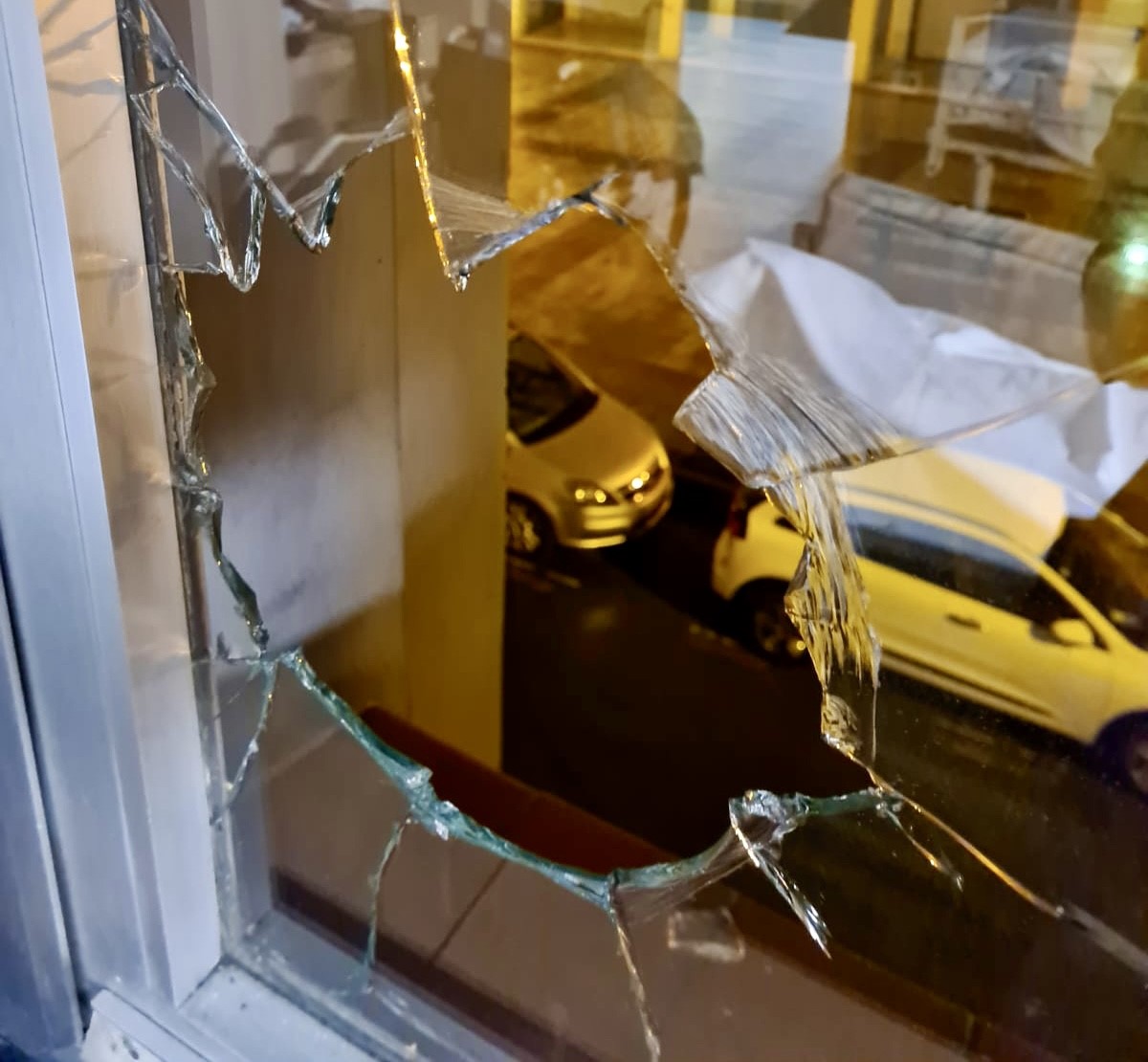Arrojan botellas contra la residencia Astarloa y una de ellas entra al cuarto de una usuaria que dormía