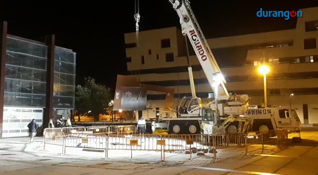 La escultura de Jesús Jauregui ya ocupa su nueva ubicación