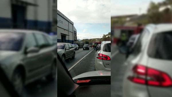 Dos hombres resultan heridos tras chocar sus turismos en Berriz