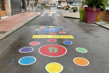 El grafitero zornotzarra Martzel Do Nascimento pinta juegos infantiles en la calle Astarloa de Durango