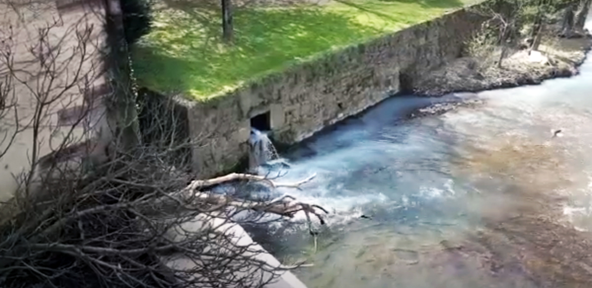 Denuncian un vertido al río a la altura del puente del Montón