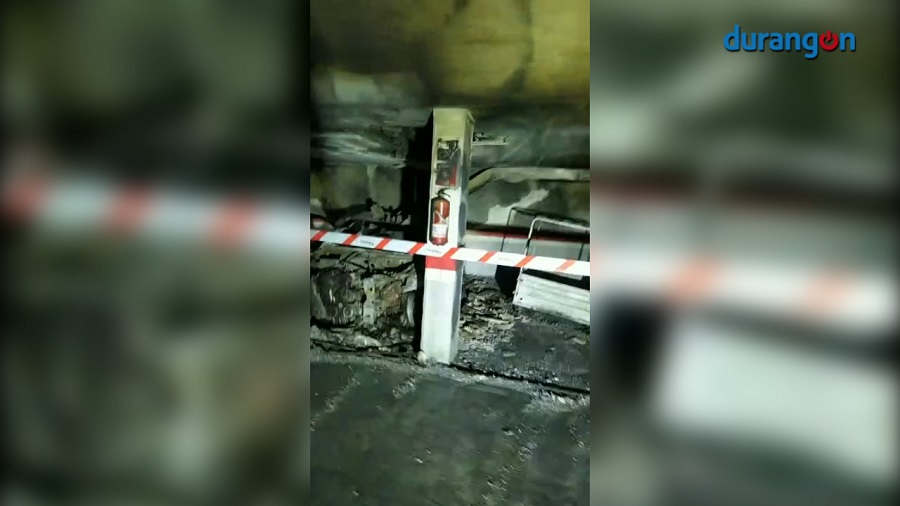 Tres vehículos resultan calcinados en el incendio de un garaje comunitario de San Rokebide