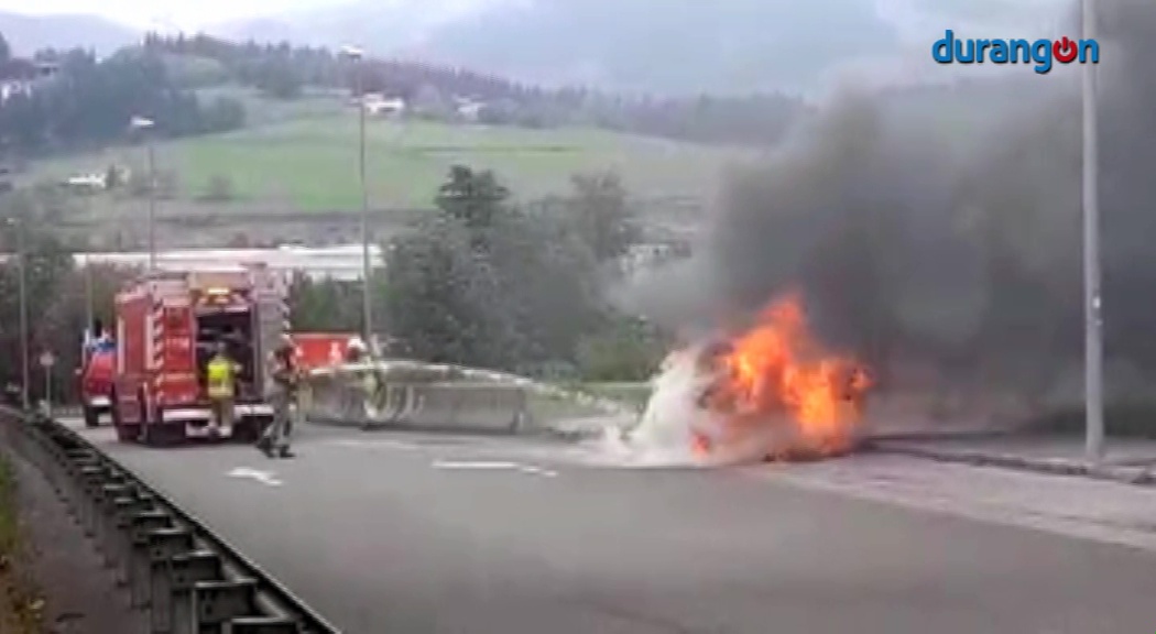 Un turismo queda calcinado en la calle Astolabide de Durango