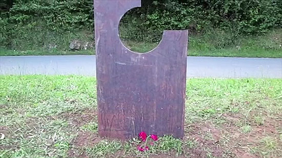 ‘Eitzaga Brigadak’ eskultura bat jarri du auzo horretako zabortegian gertatutako tragedia gogoratzeko