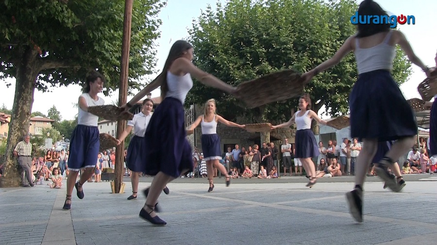 El donien atxa y las danzas presiden el inicio de las fiestas de Garai
