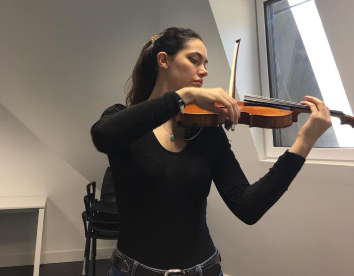 La violinista zornotzarra Itsasne Alzola participa en el ciclo Eleizetan que arranca mañana