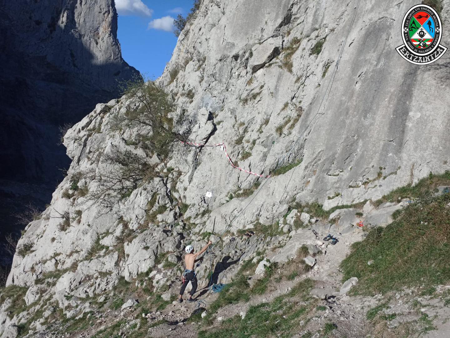 La Ertzaintza prohíbe la escalada en la vía ‘Eskailerak zerura’ de Atxarte