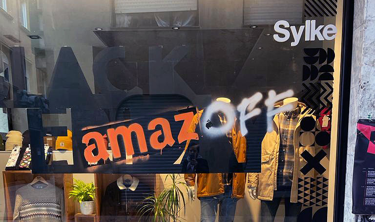 Comercios de Durangaldea pintan sus escaparates para alertar sobre las compras por Internet