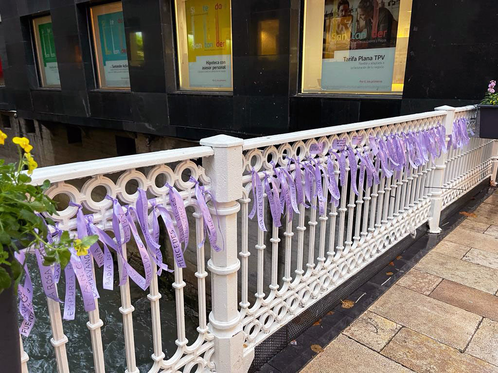 Andereak colocará lazos en el puente de Andra Mari en homenaje a las víctimas de la violencia machista