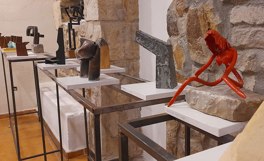 Las obras de 120 artistas integran la exposición ‘Escultura vasca de hoy’ ubicada en la calle Madalenoste