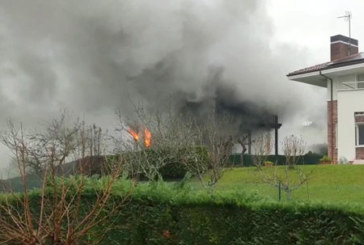 Los bomberos sofocan un incendio en una vivienda de Elorrio