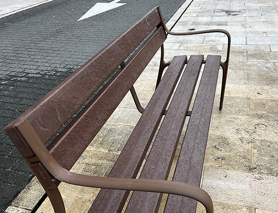 Iurreta instala 10 bancos de plástico reciclado en Bixente Kapanaga