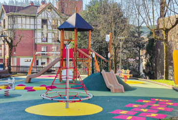 Mallabia estrena su renovado parque infantil de Elizoste