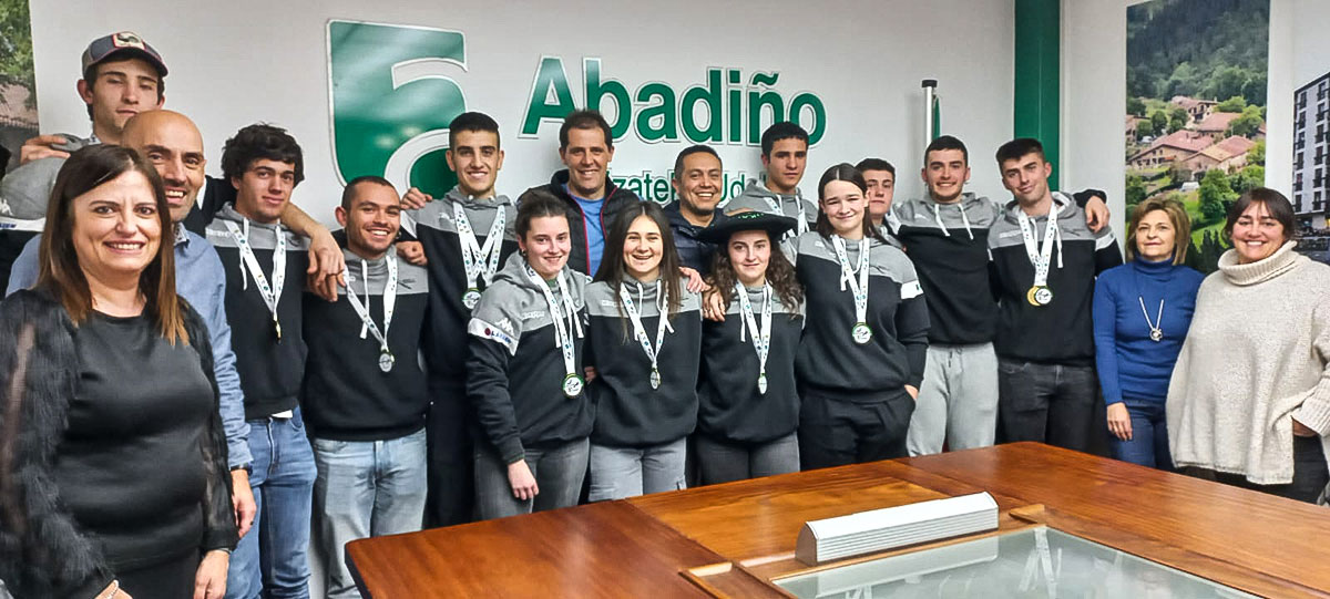 El Ayuntamiento de Abadiño rinde homenaje al club de sokatira local por su triple oro mundial