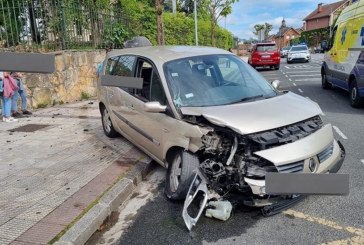 Dos heridos leves al impactar con su coche contra un muro en Durango