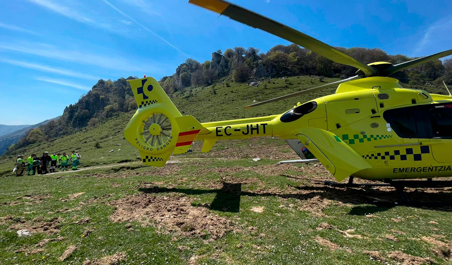 Movilizados dos helicópteros para rescatar a un montañero de 67 años en Mugarrikolanda
