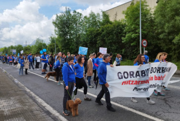 Trabajadoras de Gorabide en huelga marchan de Abadiño a Durango en demanda de un convenio justo