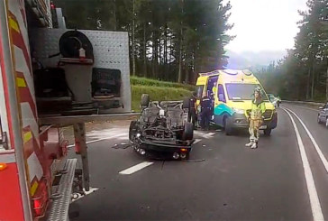 Un hombre resulta herido tras volcar su vehículo en Berriz