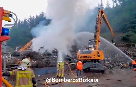Los bomberos sofocan un incendio en una chatarrería de Mallabia