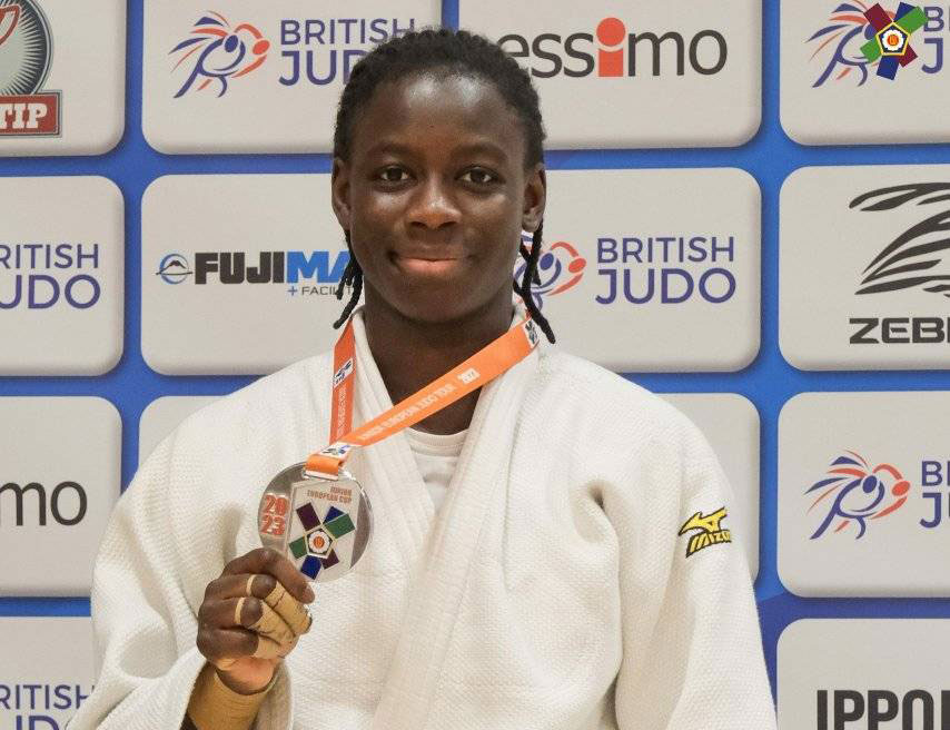 Deniba Konaré se alza con la medalla de plata en la Birmingham Junior European Cup