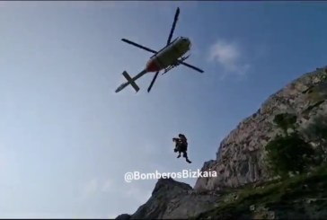 Una escaladora es rescatada en helicóptero tras caerse en Atxarte