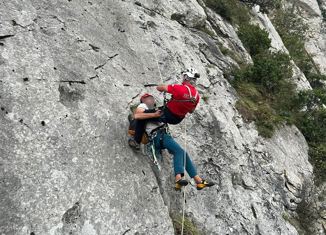 La UVR de la Ertzaintza rescata a dos escaladores en Atxarte