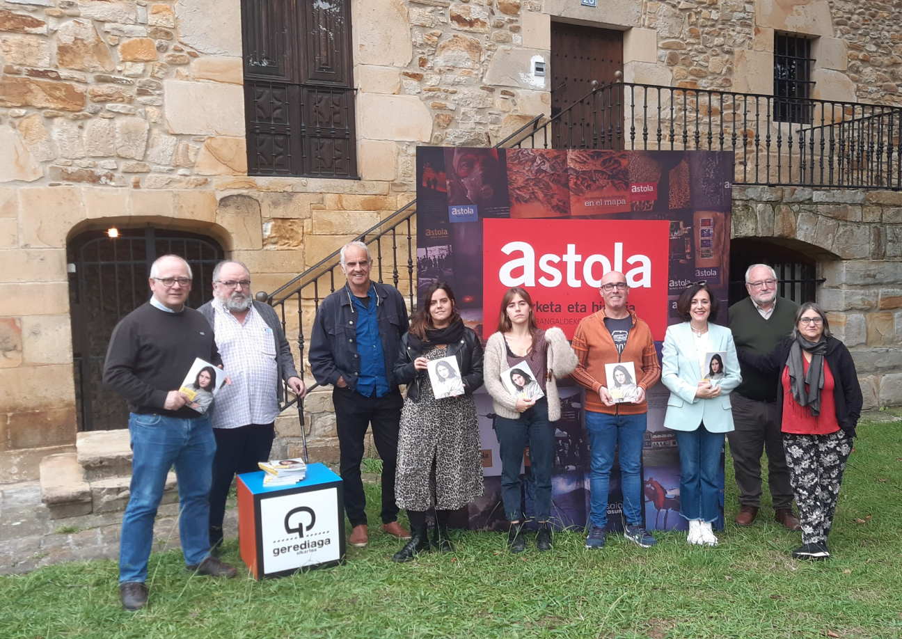 12 artikulu eta Izaro musikariari egindako elkarrizketa biltzen ditu Astola aldizkariaren ale berriak