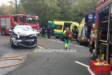 Dos personas resultan heridas en una colisión entre dos turismos en la carretera de Urkiola