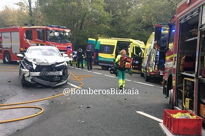 Dos personas resultan heridas en una colisión entre dos turismos en la carretera de Urkiola