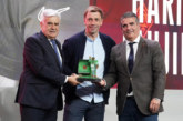 El técnico del Amorebieta, Haritz Mujika, recibe el premio a Mejor Entrenador de Primera RFEF