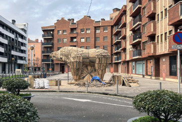 Un Mikeldi de cuatro metros de alto realizado con palets de madera