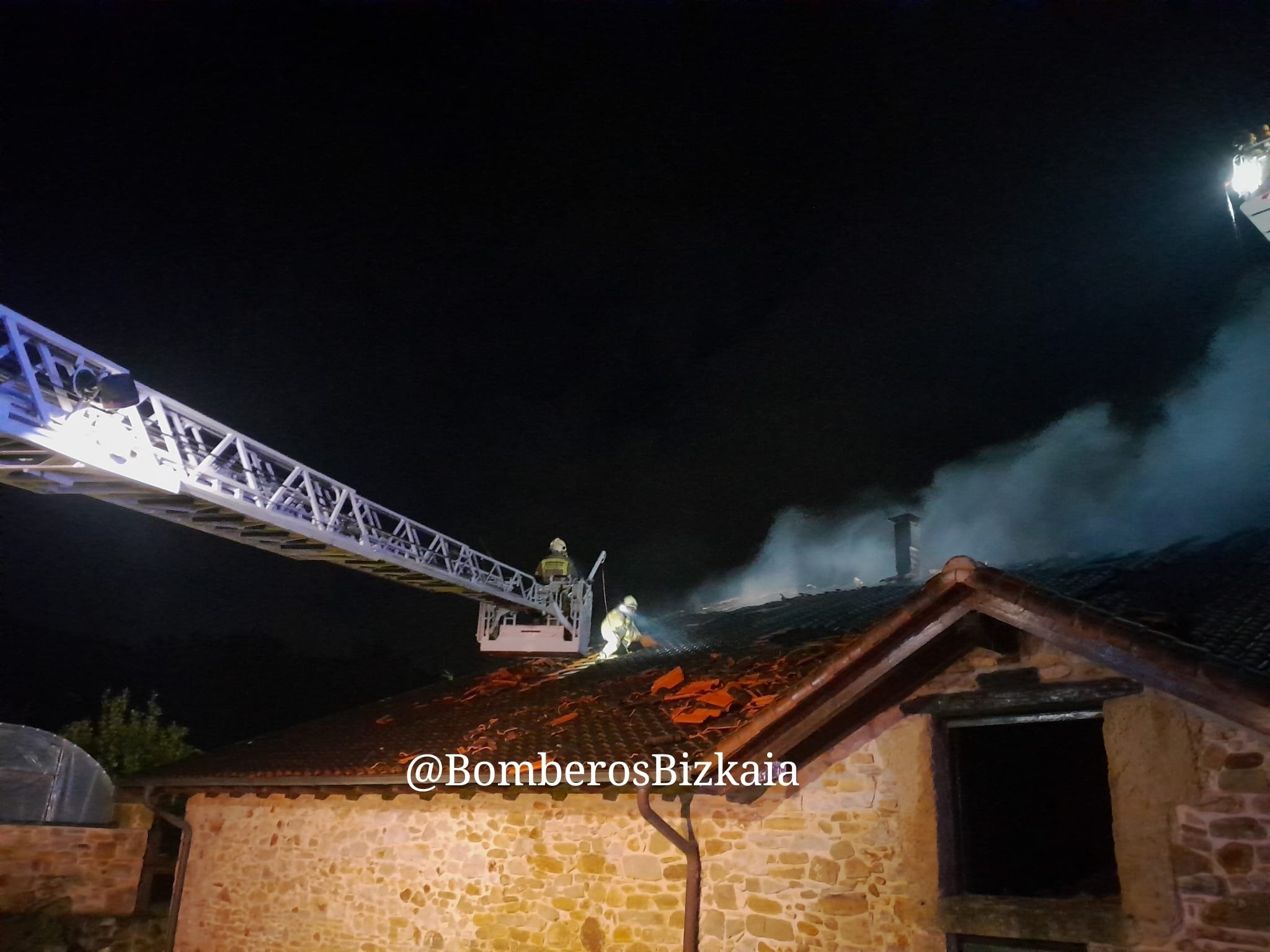 Un hombre resulta herido en un incendio en un caserío de Elorrio