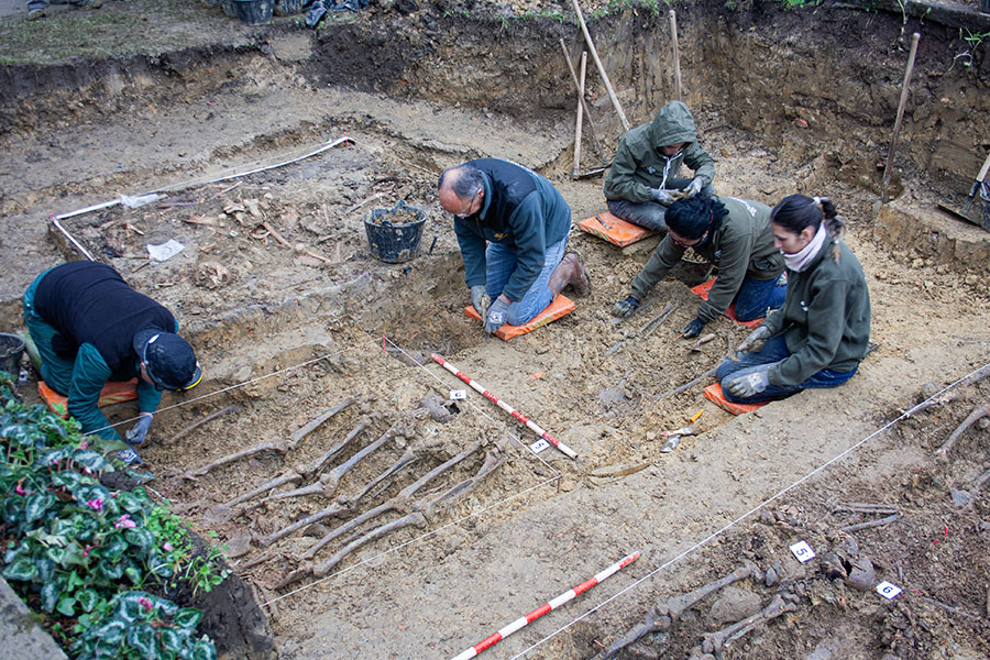 Las labores de exhumación en el cementerio de Amorebieta hallan los restos de 51 combatientes