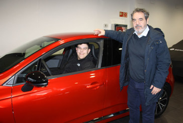 Los durangarras Jon Garaitagoitia, padre e hijo, recogen el Renault Clio del sorteo de la JAED