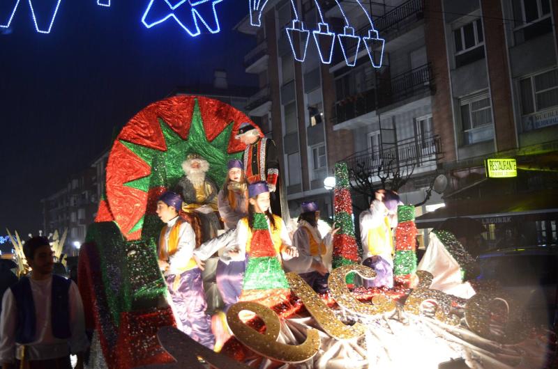 Los Reyes Magos recorren Durangaldea antes de entregar sus regalos en todos los hogares