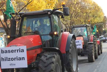 Una columna de tractores saldrá mañana desde Abadiño ante la llamada de los sindicatos agrarios